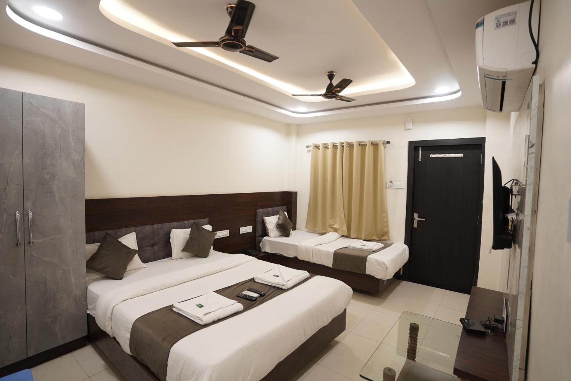 Hotel Dev Kripa Ujjain Exteriör bild