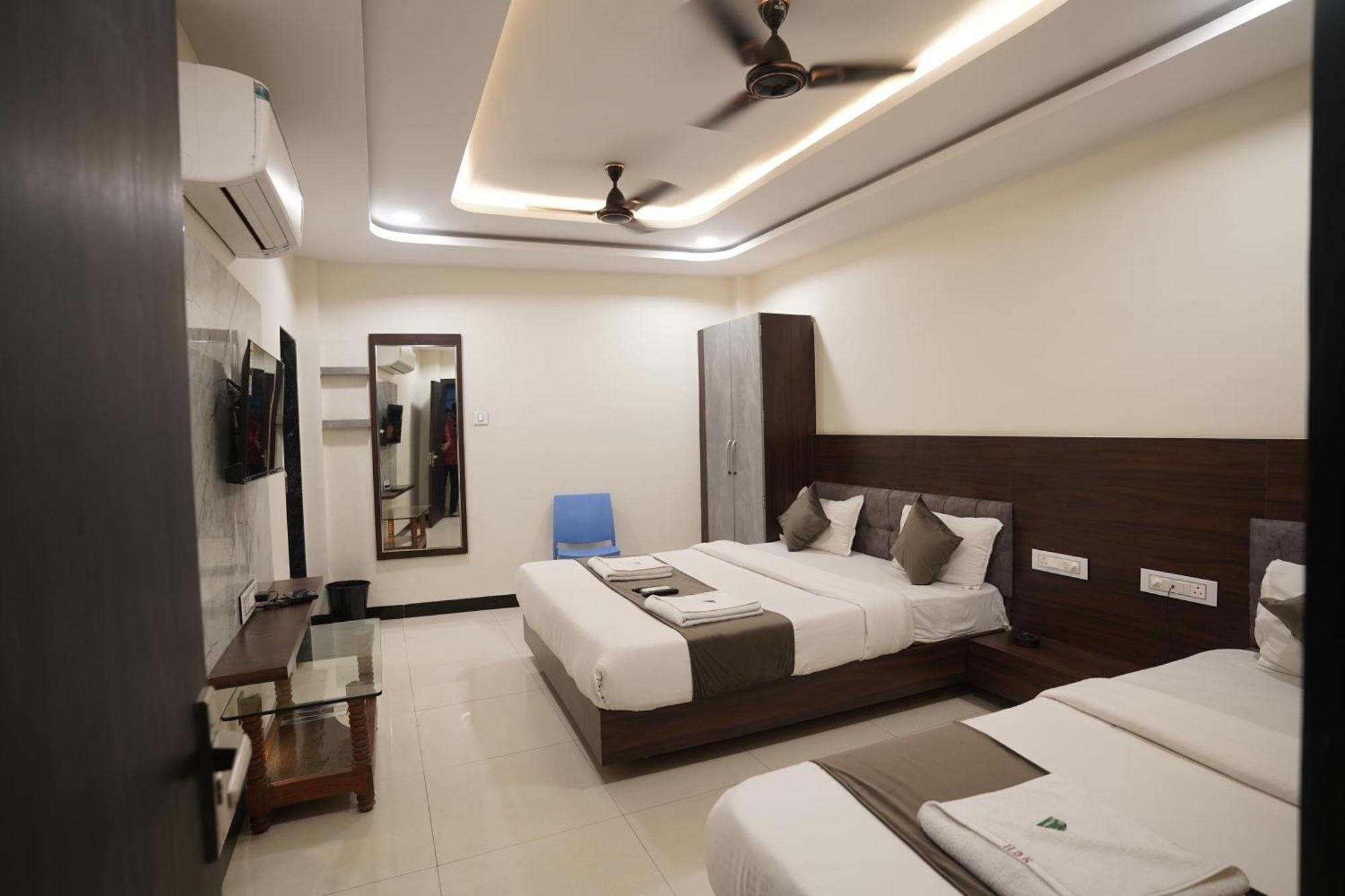 Hotel Dev Kripa Ujjain Exteriör bild