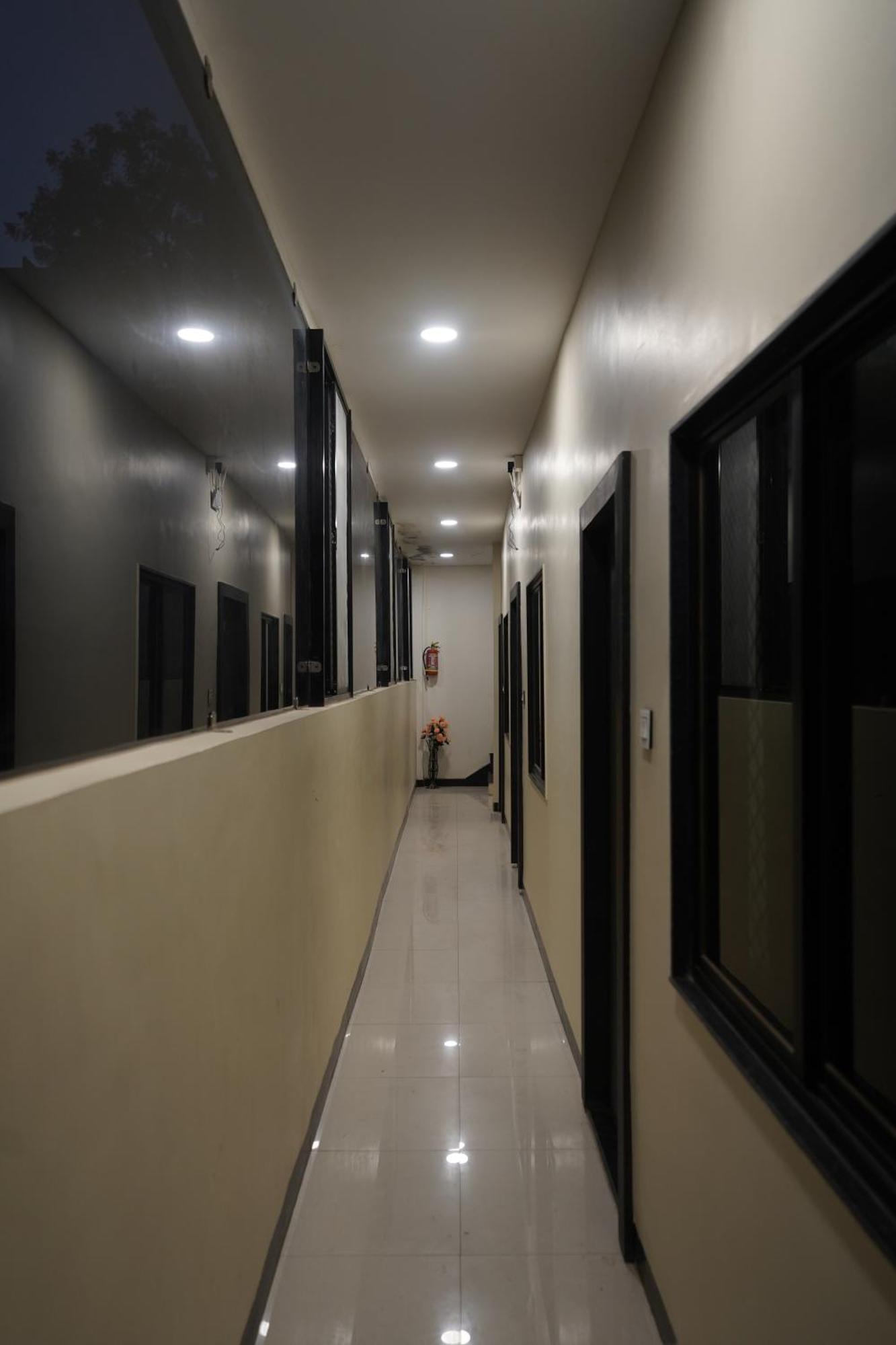 Hotel Dev Kripa Ujjain Exteriör bild