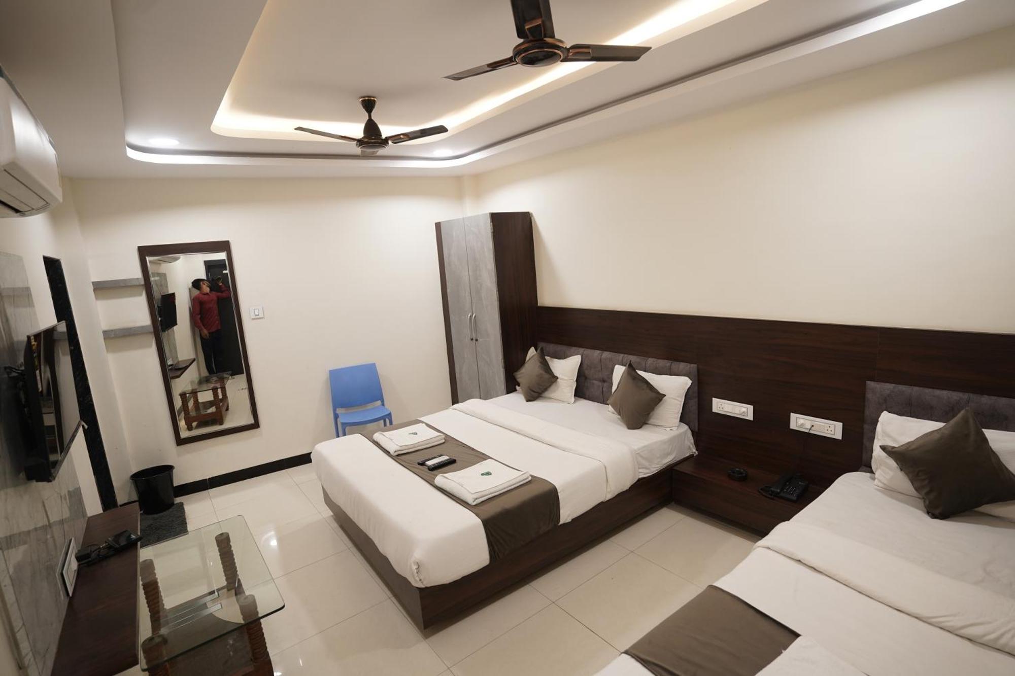 Hotel Dev Kripa Ujjain Exteriör bild