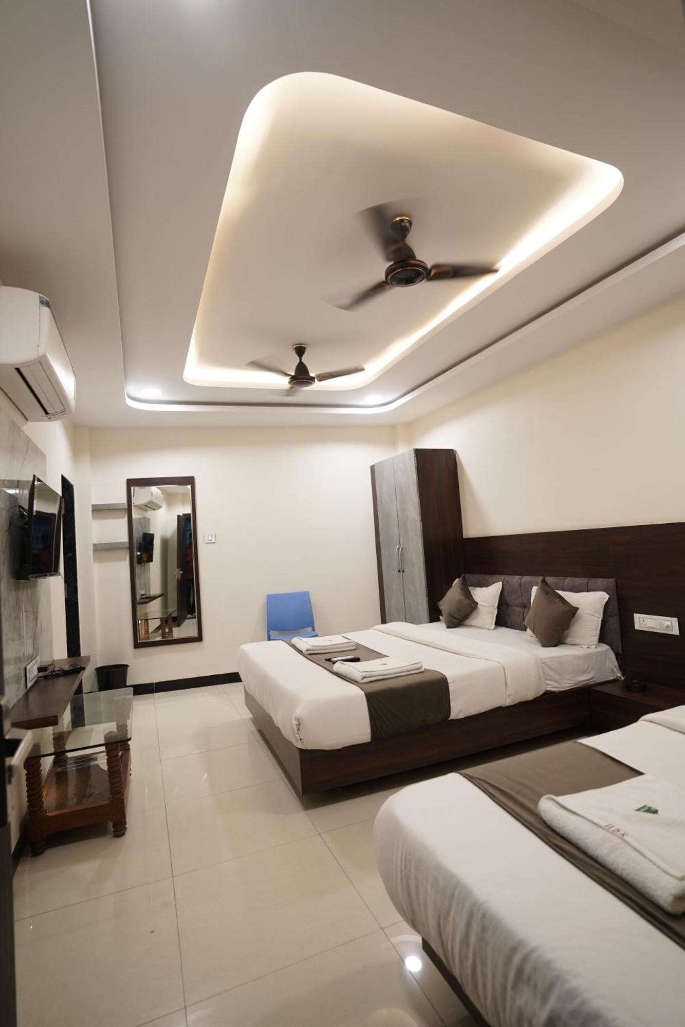 Hotel Dev Kripa Ujjain Exteriör bild