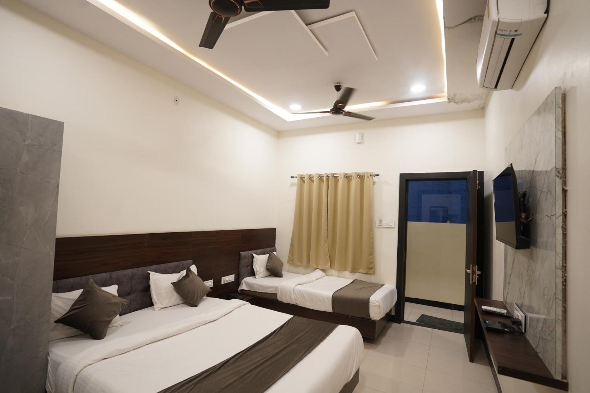 Hotel Dev Kripa Ujjain Exteriör bild