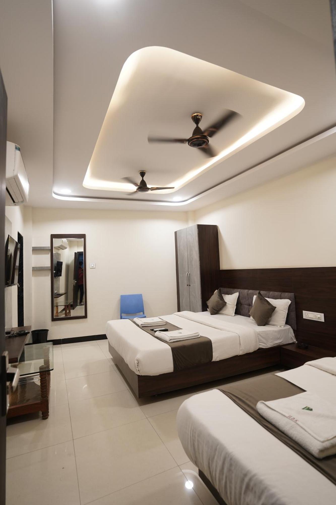 Hotel Dev Kripa Ujjain Exteriör bild