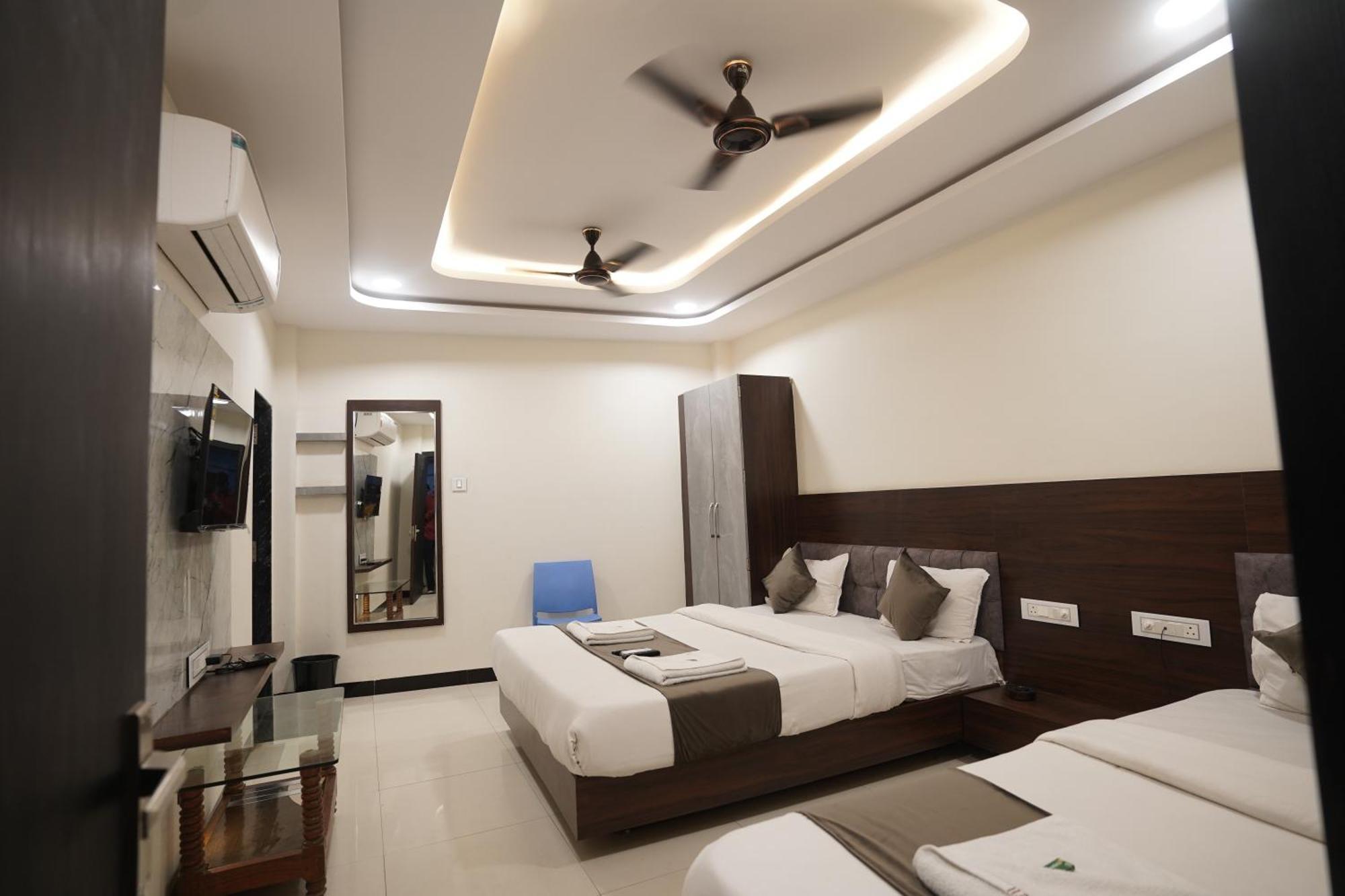 Hotel Dev Kripa Ujjain Exteriör bild