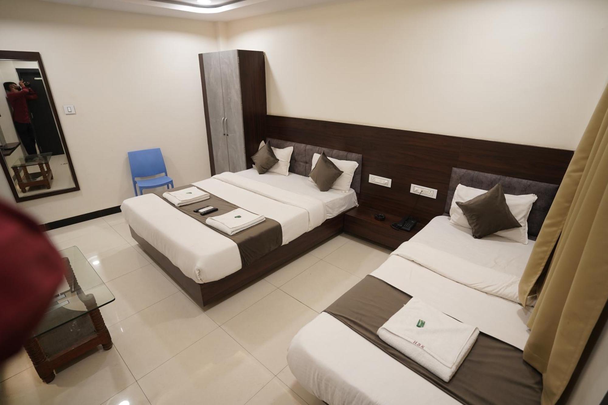 Hotel Dev Kripa Ujjain Exteriör bild