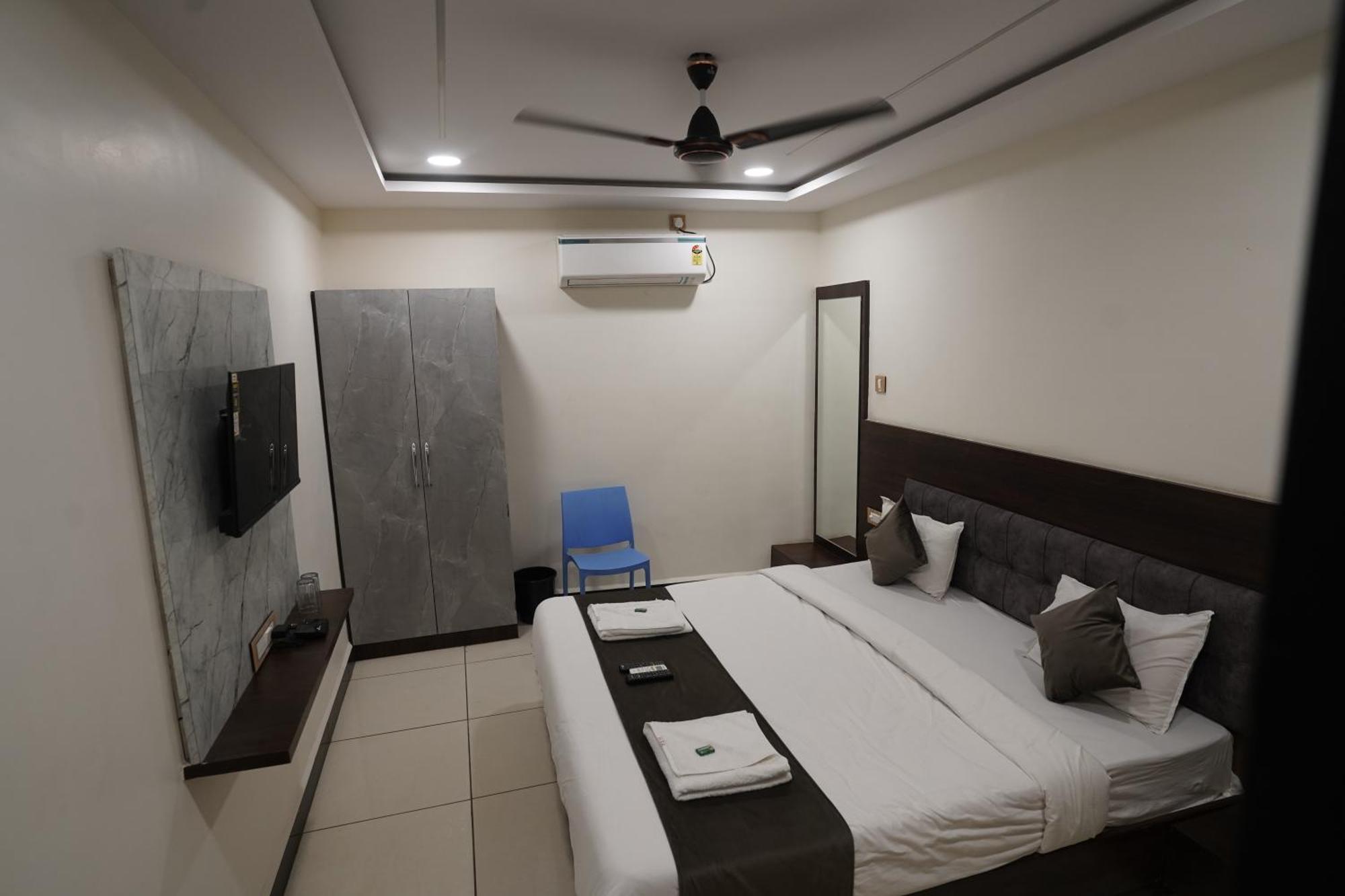 Hotel Dev Kripa Ujjain Exteriör bild