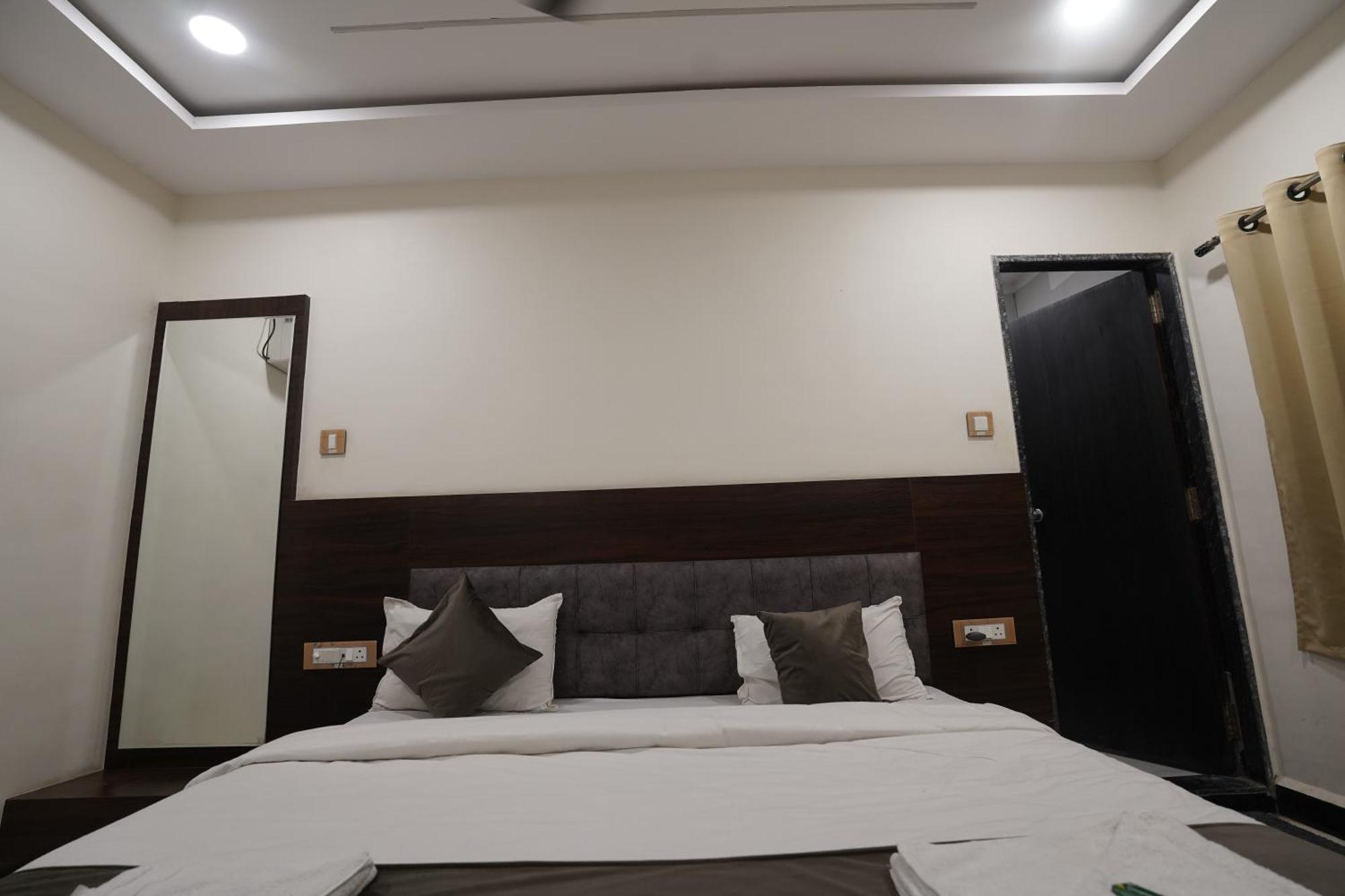 Hotel Dev Kripa Ujjain Exteriör bild