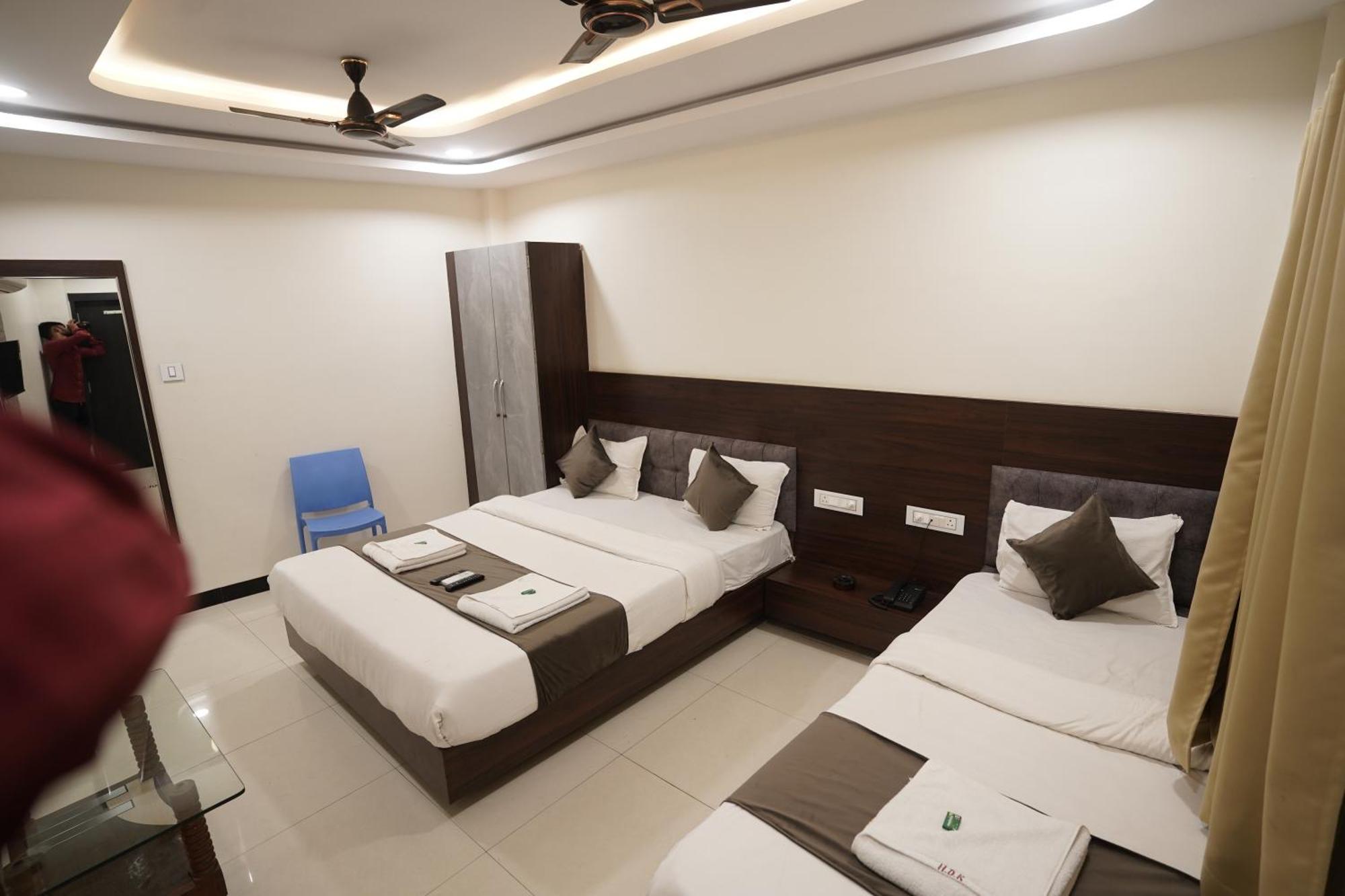 Hotel Dev Kripa Ujjain Exteriör bild