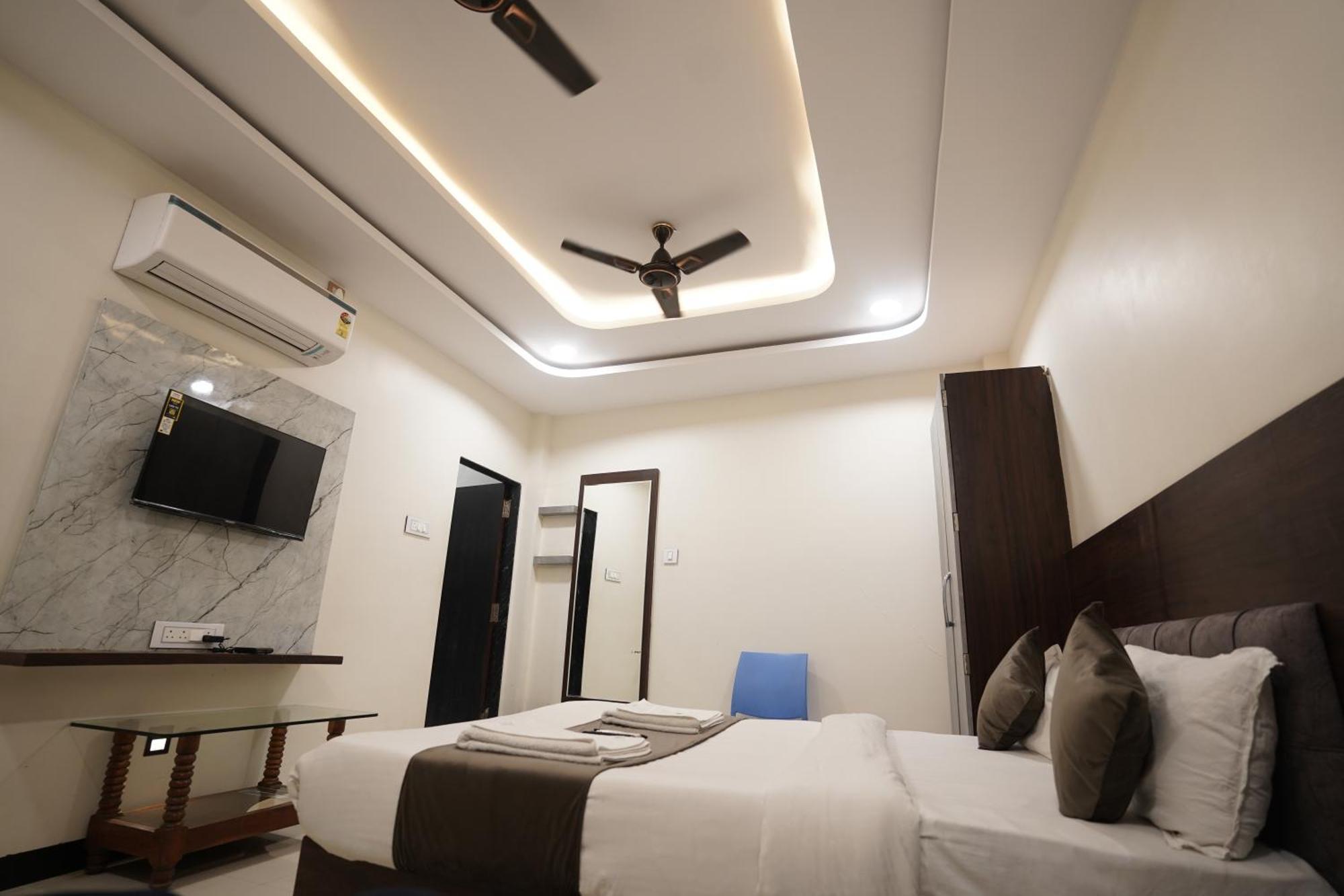 Hotel Dev Kripa Ujjain Exteriör bild