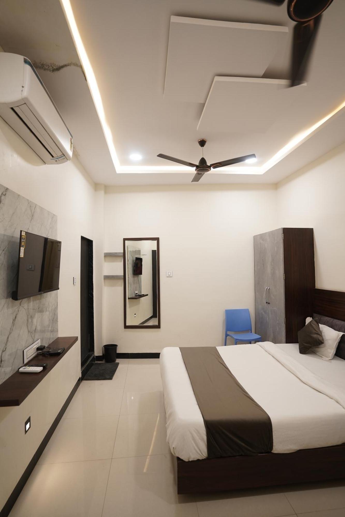 Hotel Dev Kripa Ujjain Exteriör bild