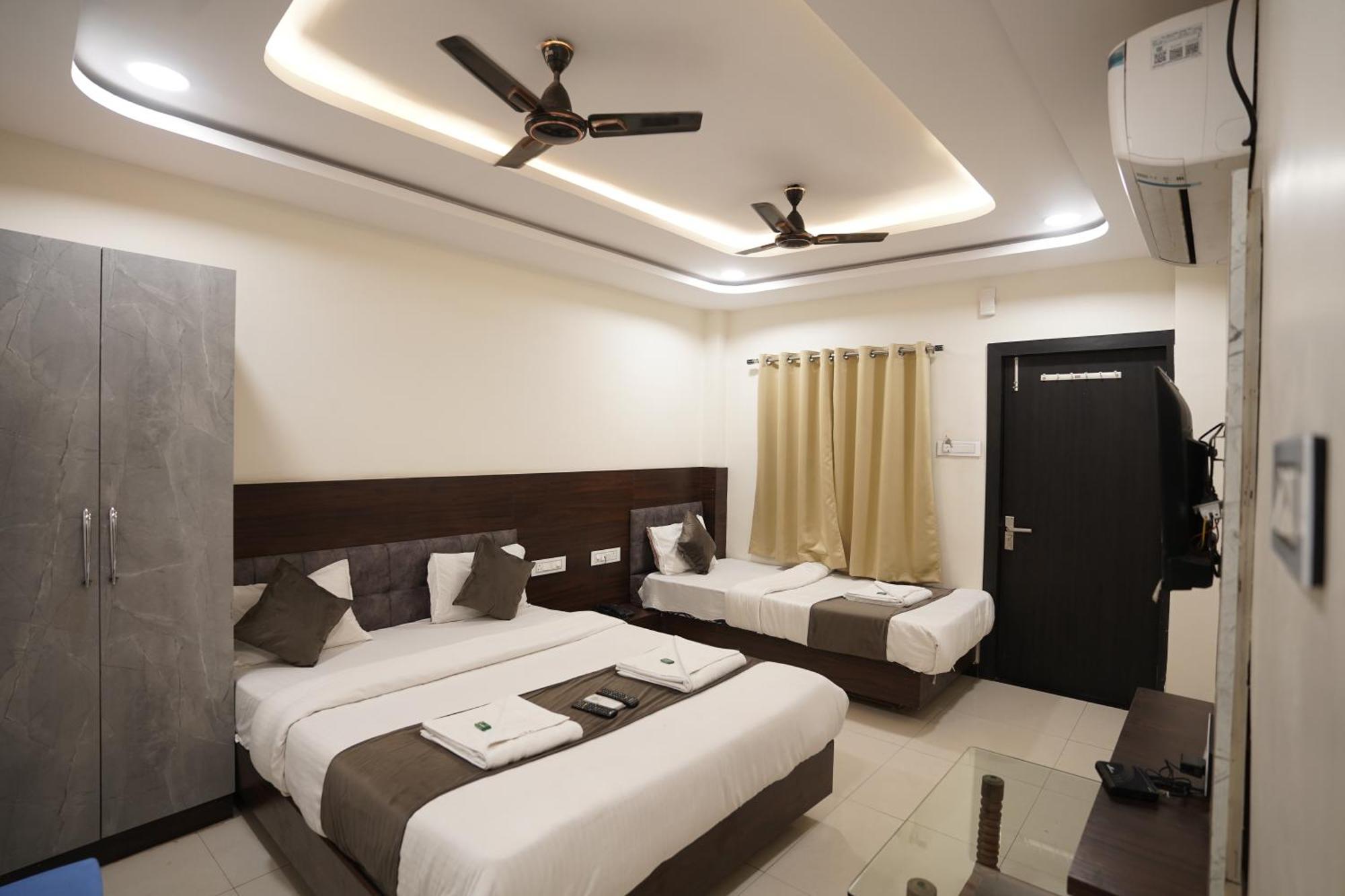 Hotel Dev Kripa Ujjain Exteriör bild