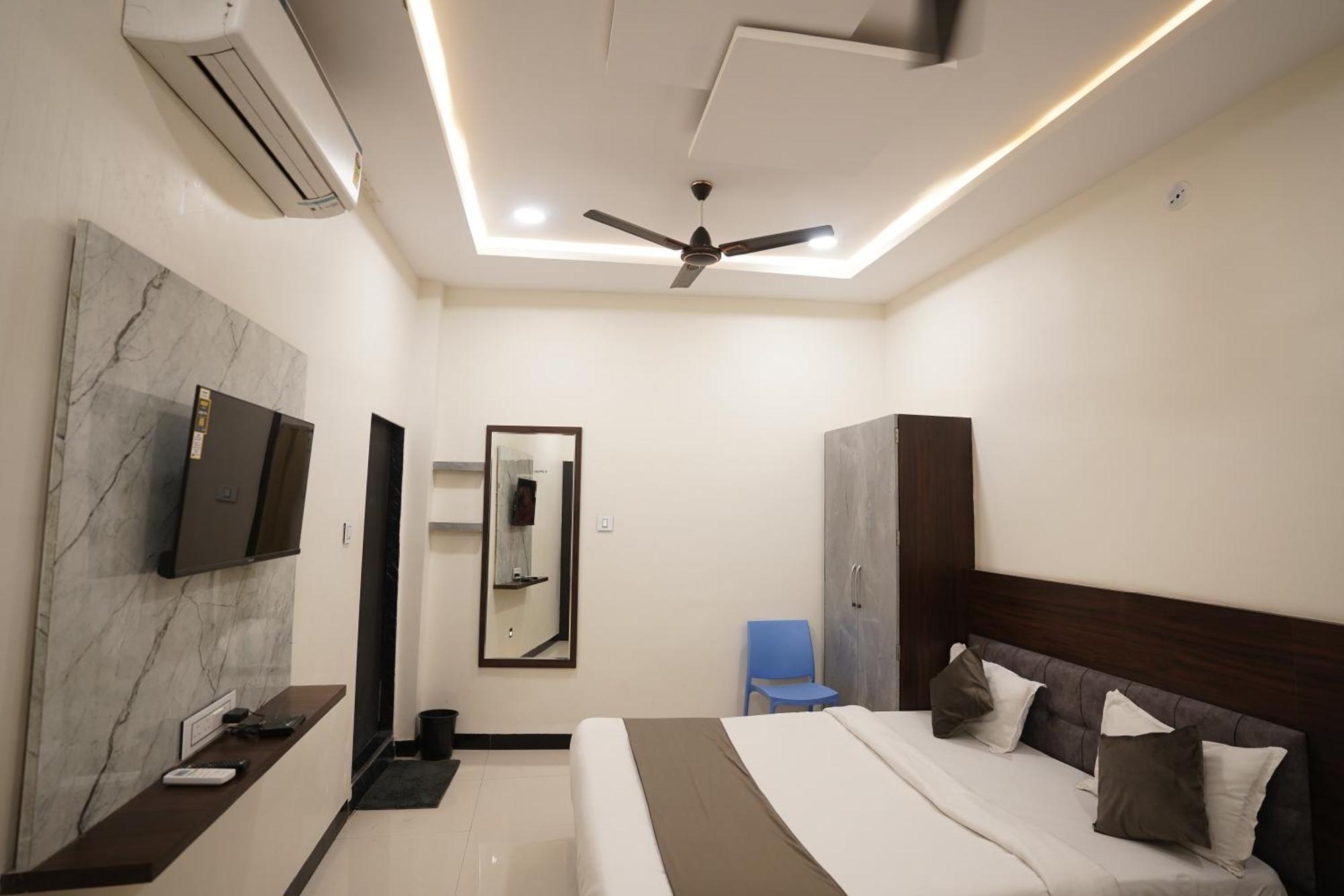 Hotel Dev Kripa Ujjain Exteriör bild