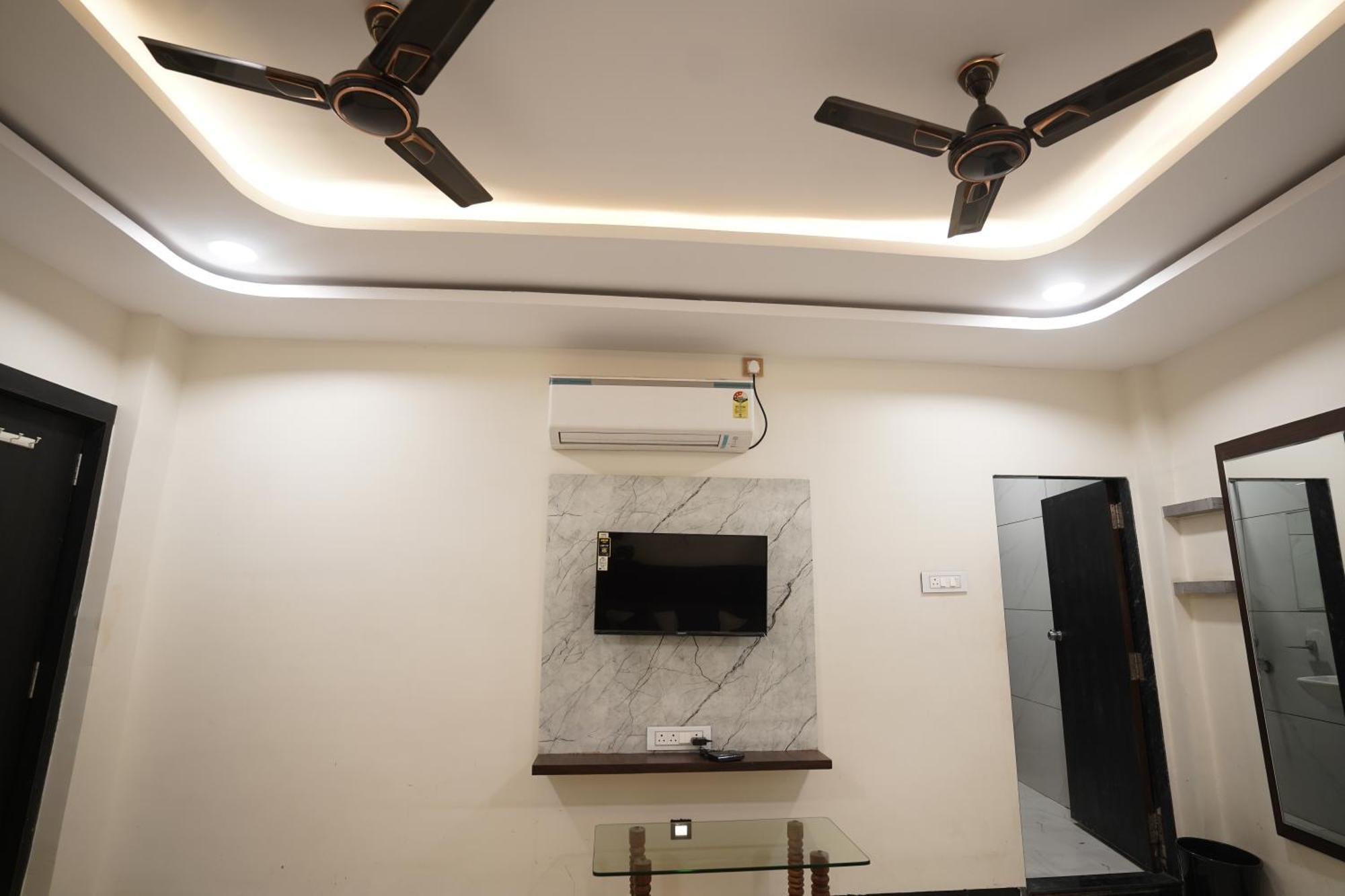 Hotel Dev Kripa Ujjain Exteriör bild