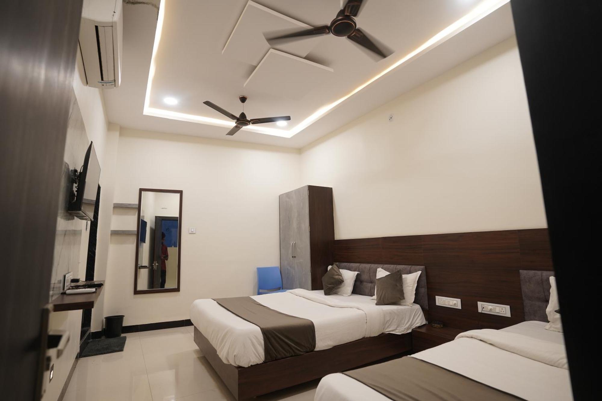 Hotel Dev Kripa Ujjain Exteriör bild