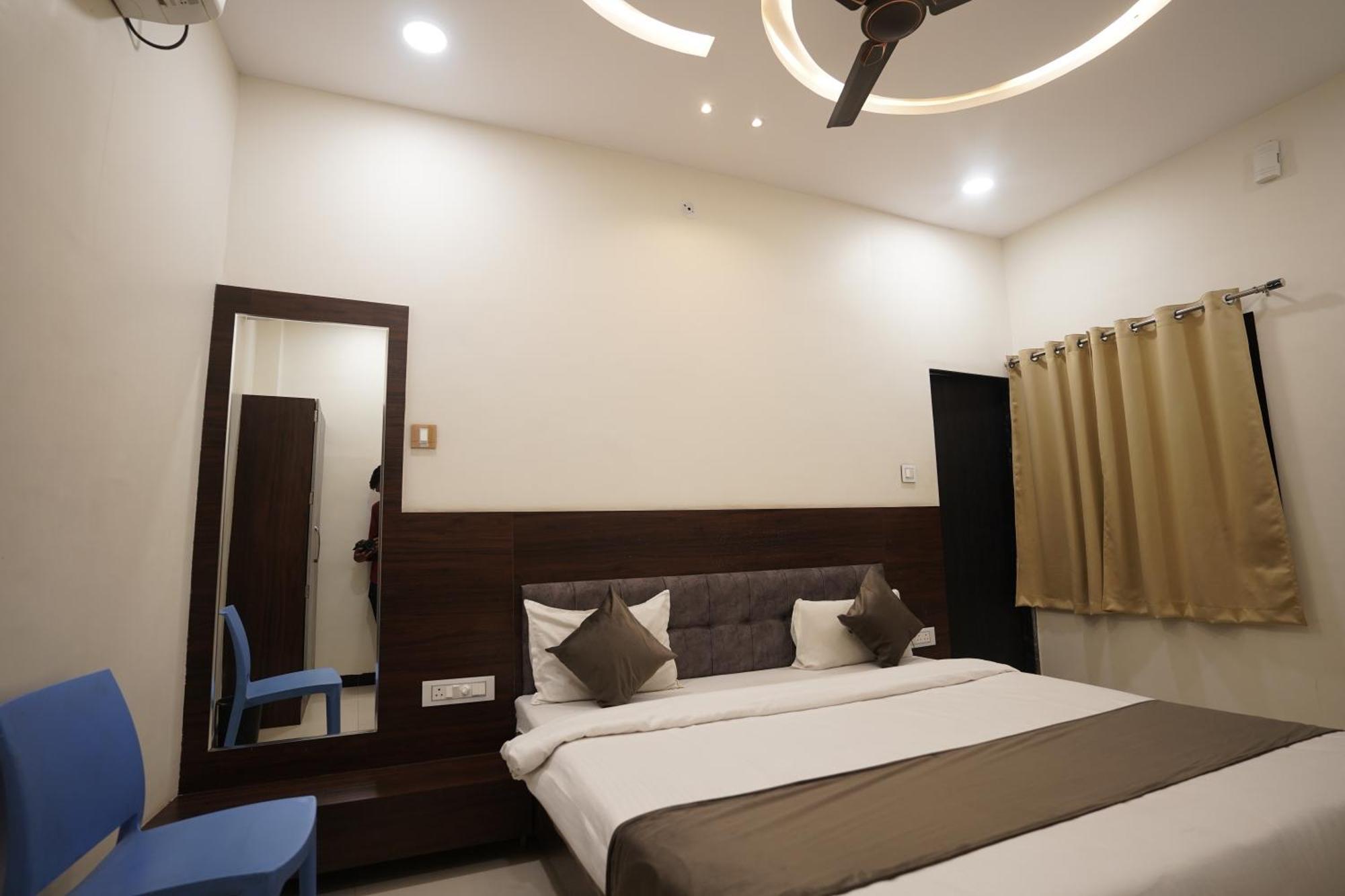 Hotel Dev Kripa Ujjain Exteriör bild