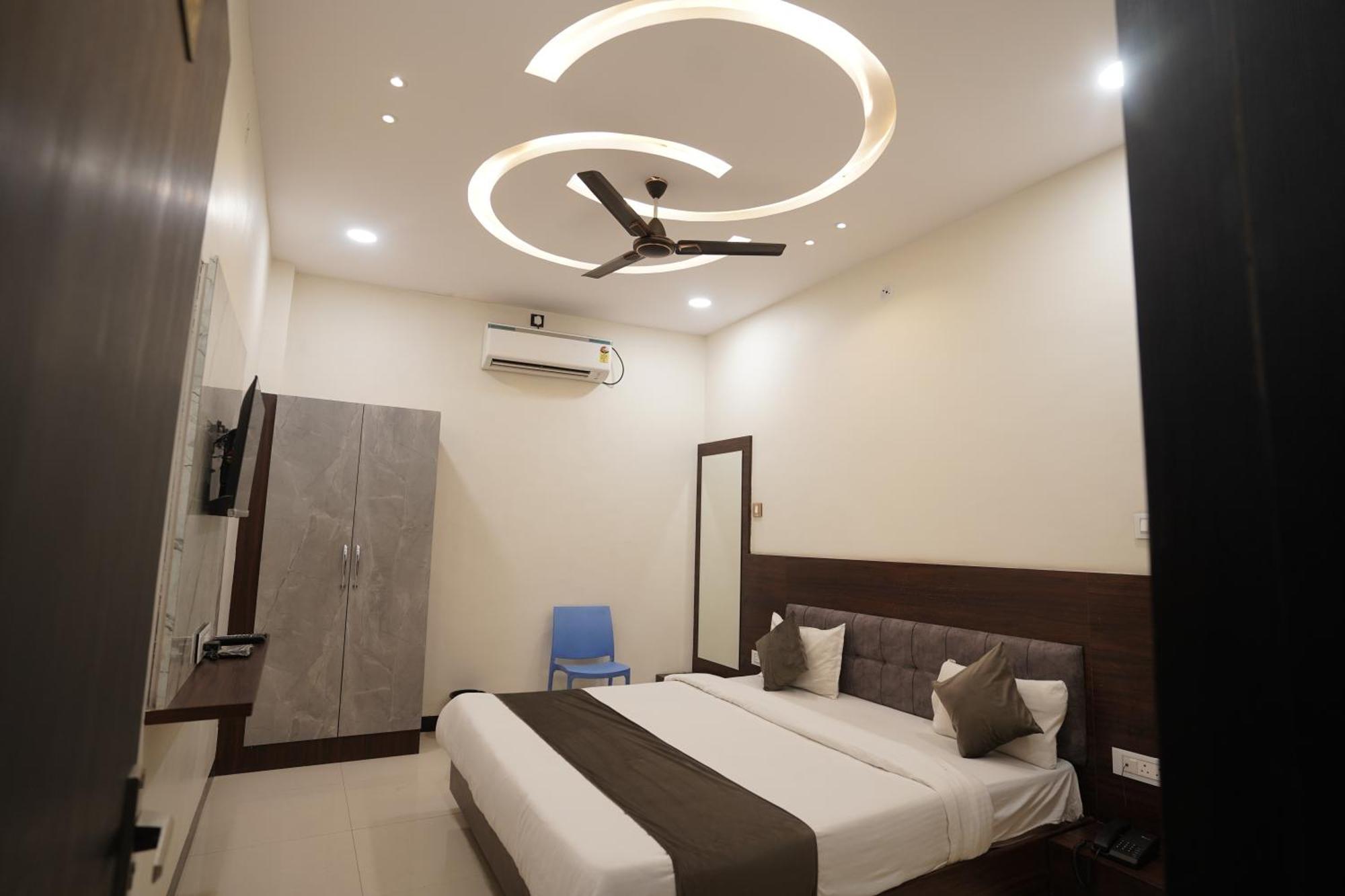 Hotel Dev Kripa Ujjain Exteriör bild