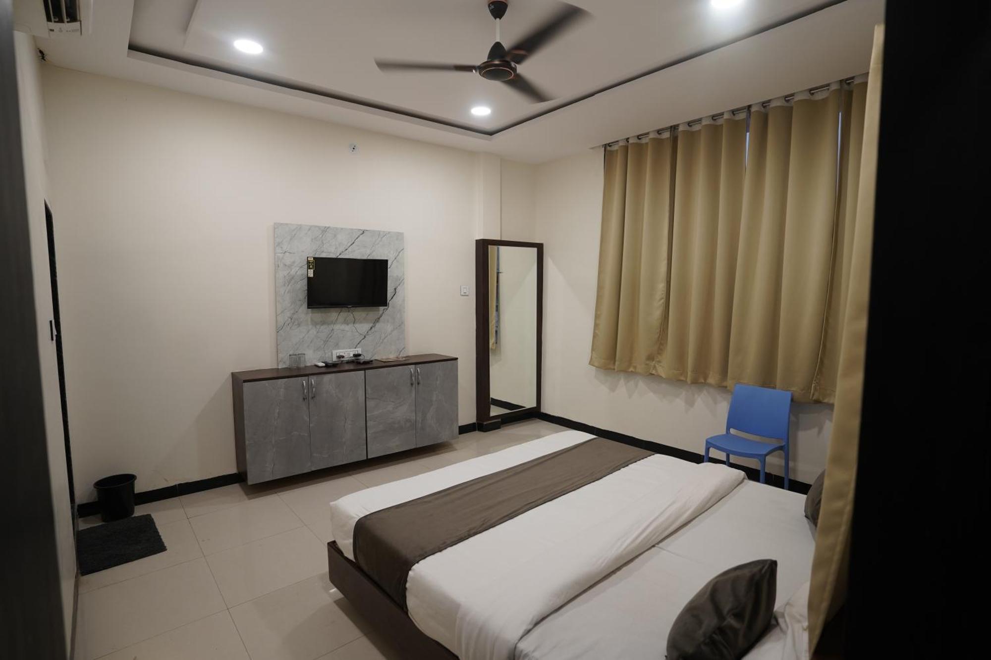 Hotel Dev Kripa Ujjain Exteriör bild