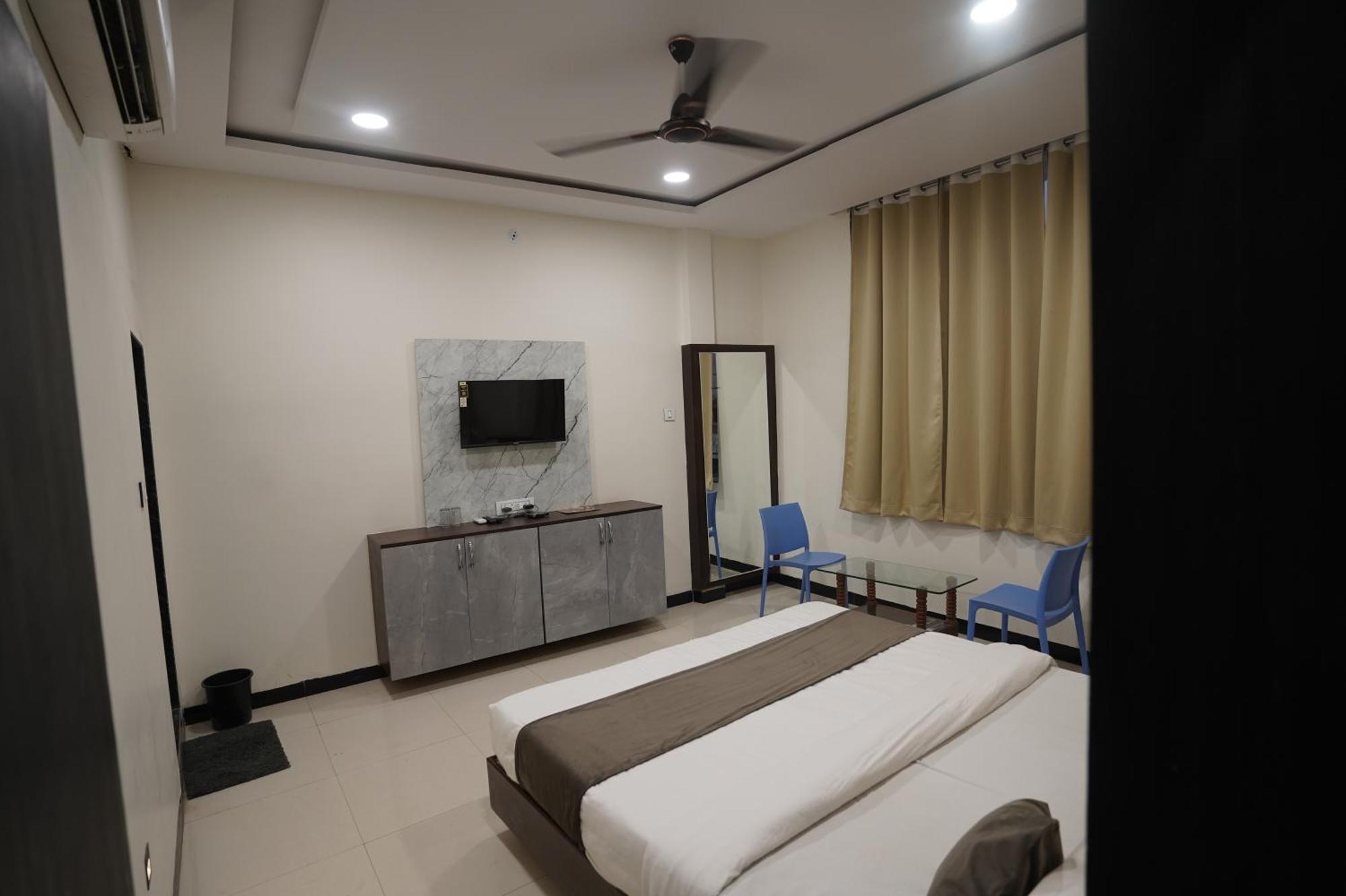 Hotel Dev Kripa Ujjain Exteriör bild
