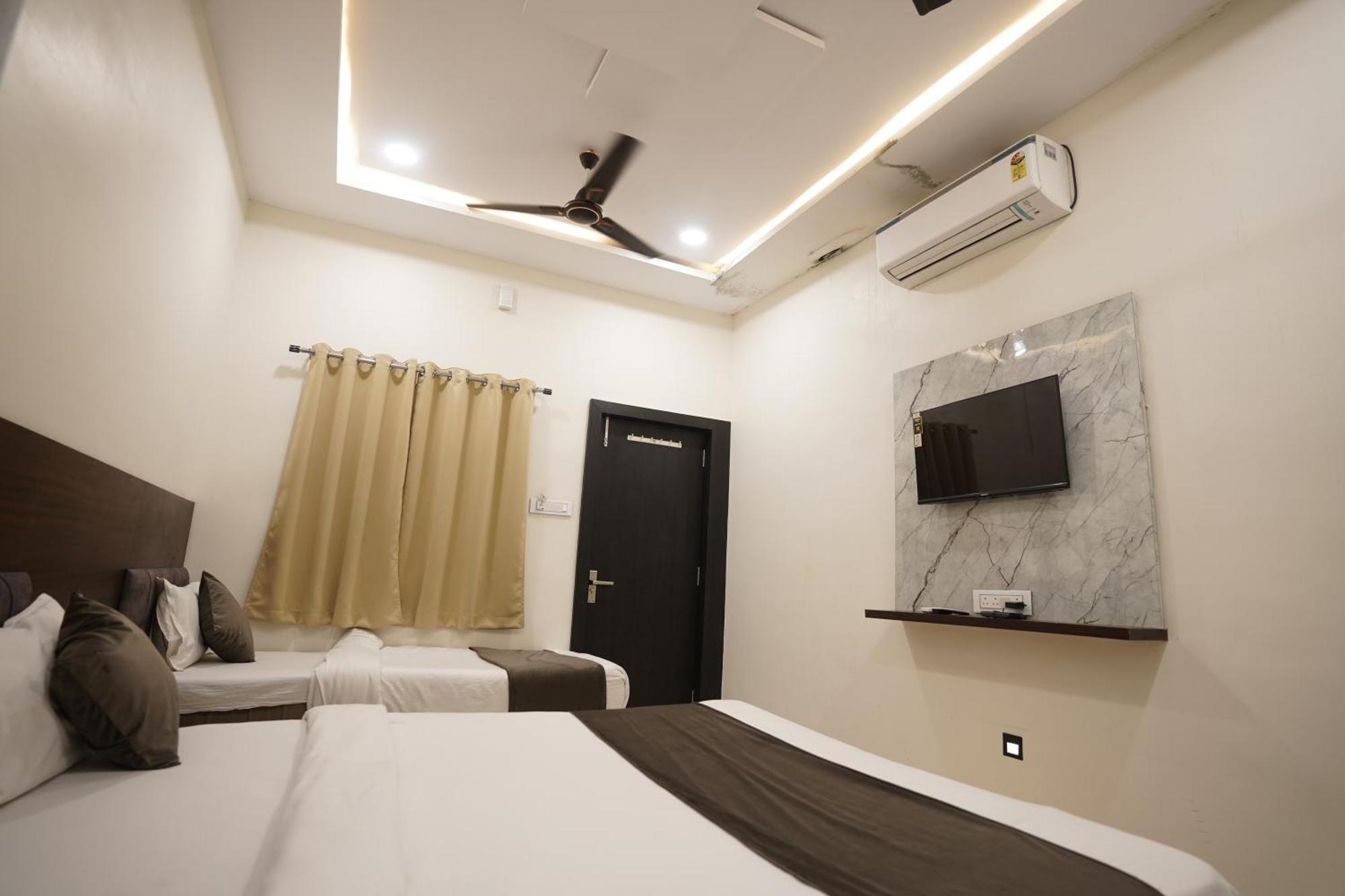 Hotel Dev Kripa Ujjain Exteriör bild