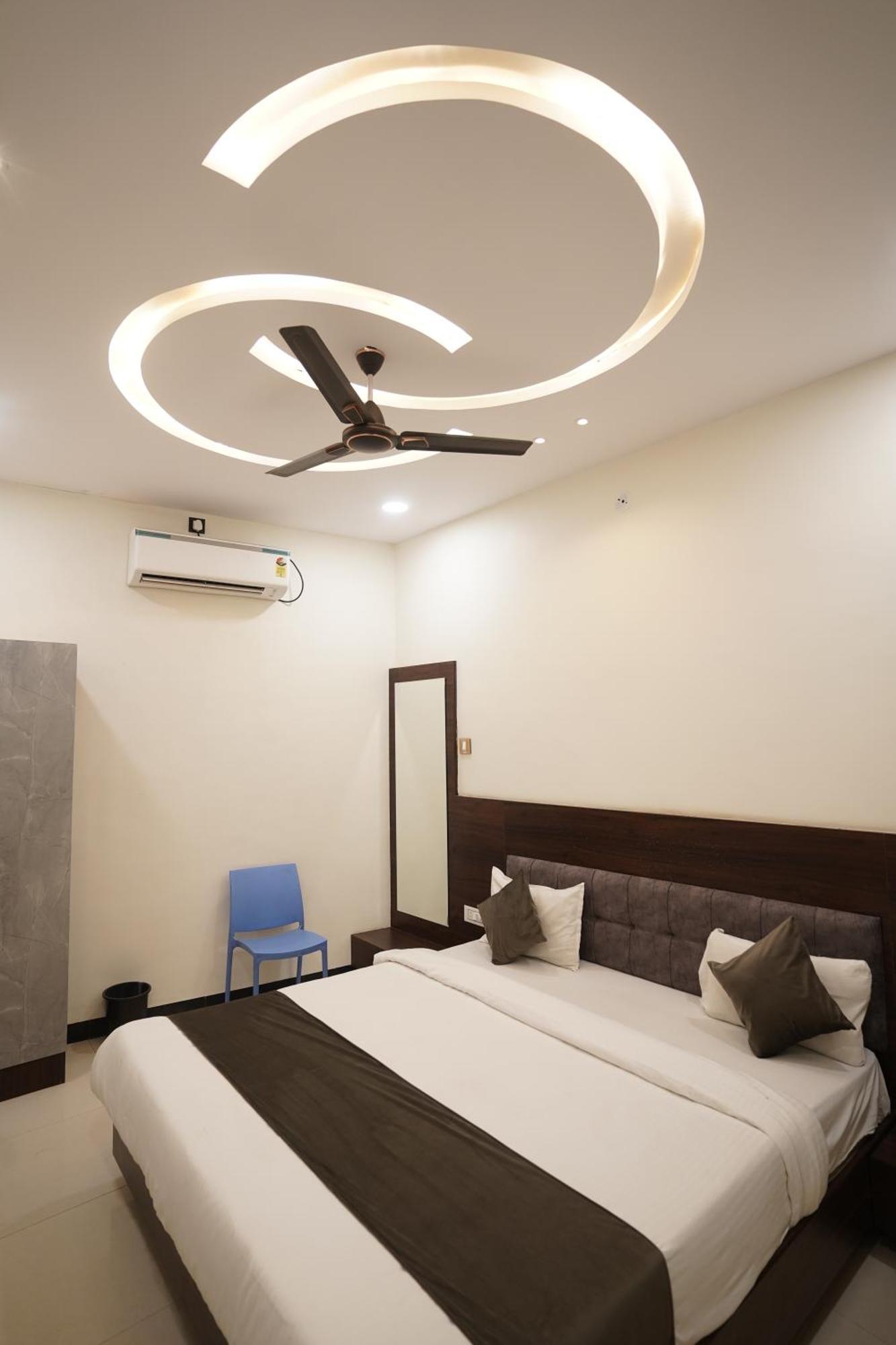 Hotel Dev Kripa Ujjain Exteriör bild