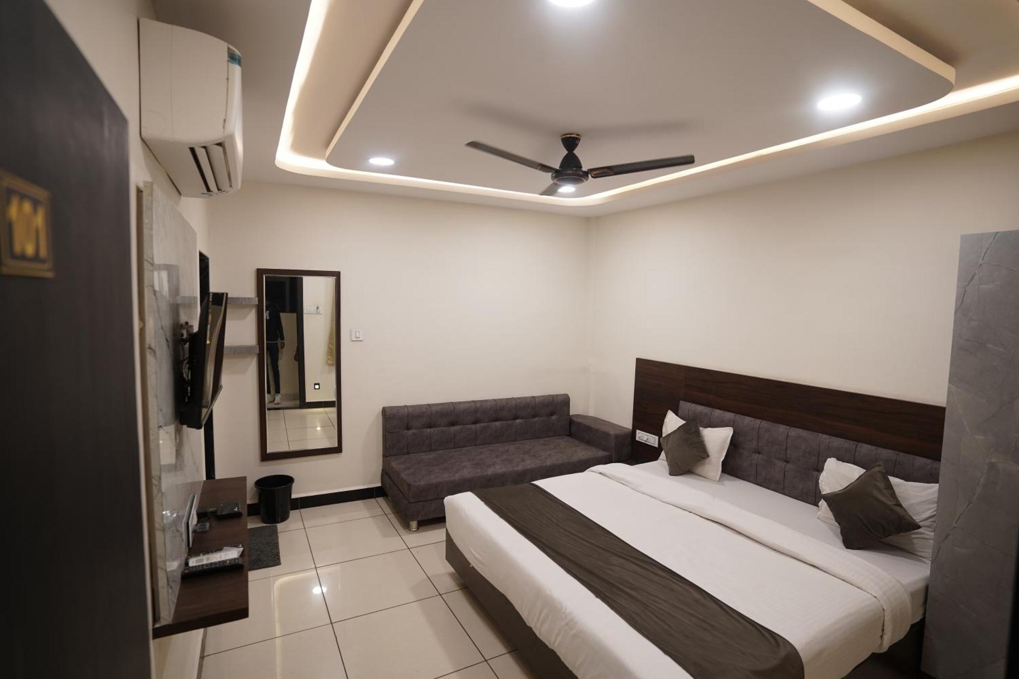 Hotel Dev Kripa Ujjain Exteriör bild
