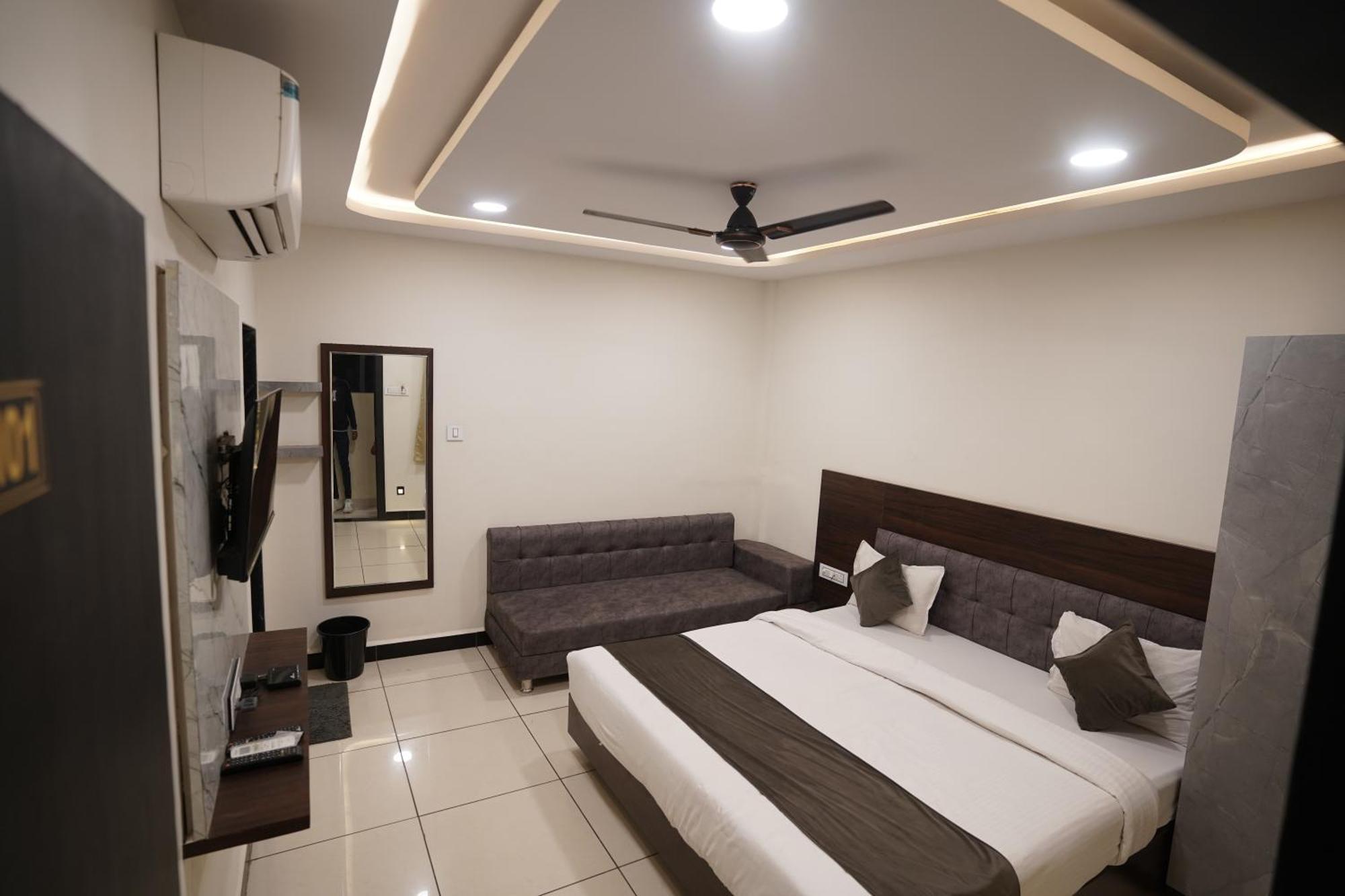 Hotel Dev Kripa Ujjain Exteriör bild