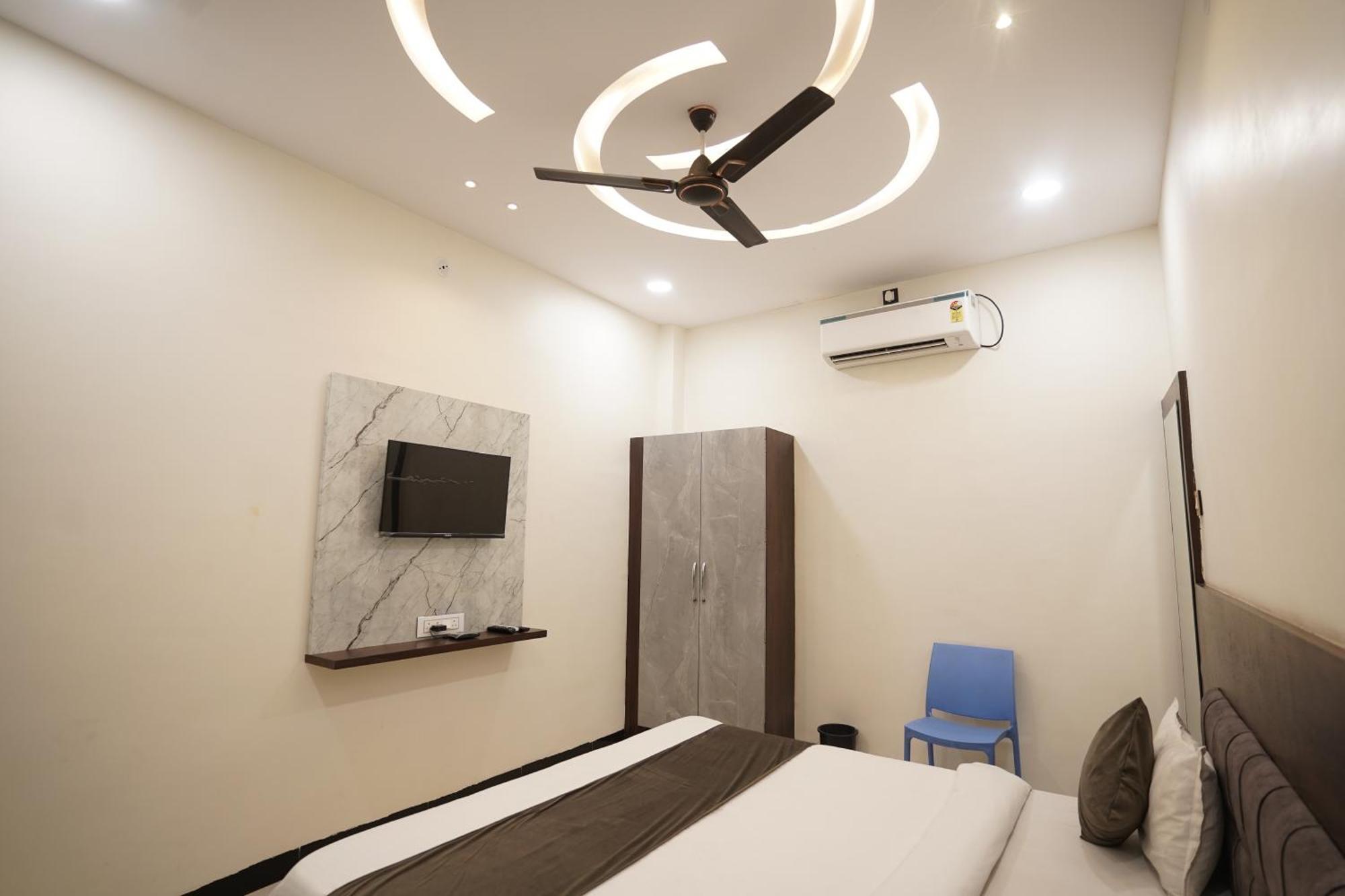 Hotel Dev Kripa Ujjain Exteriör bild