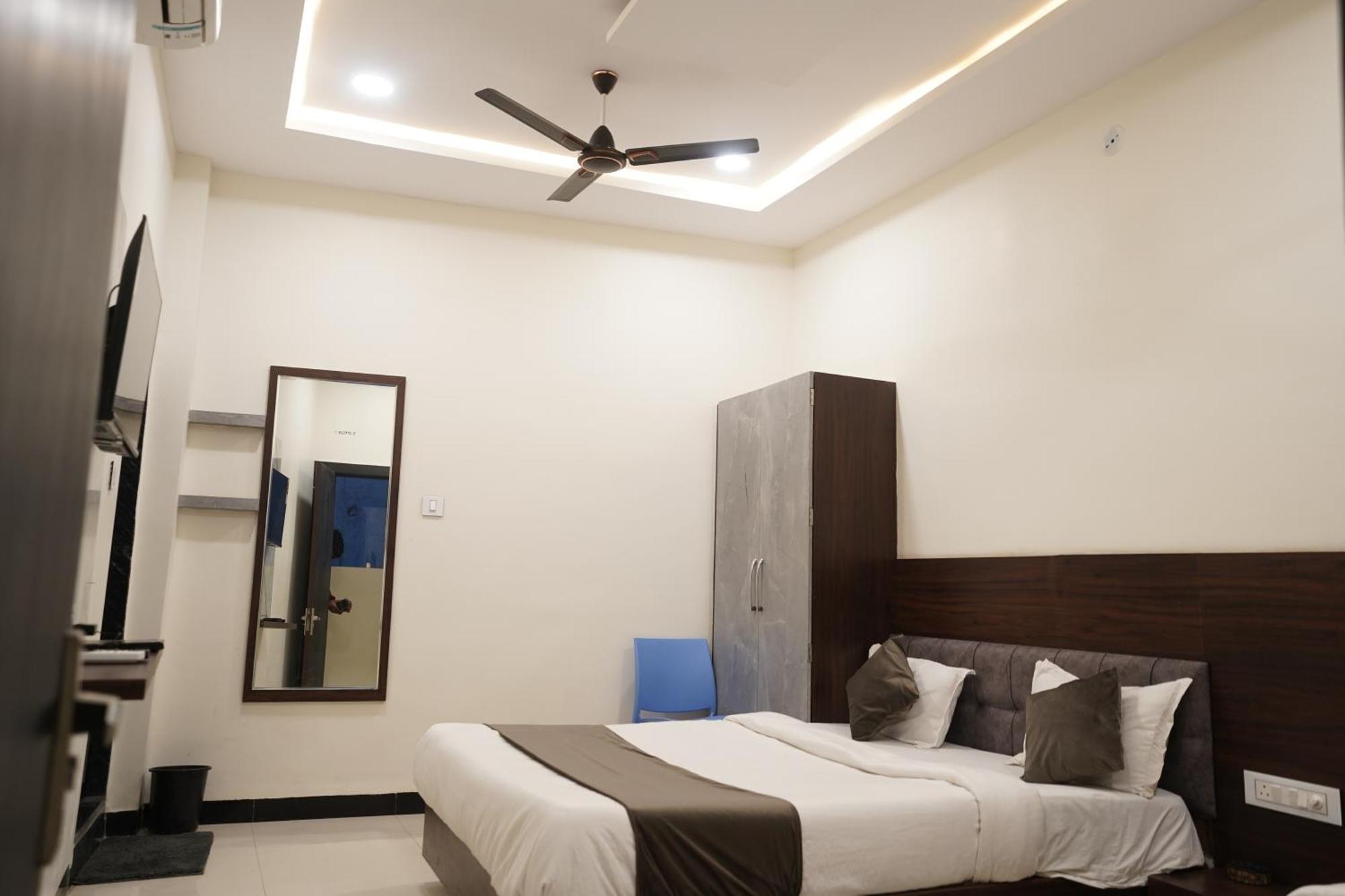 Hotel Dev Kripa Ujjain Exteriör bild