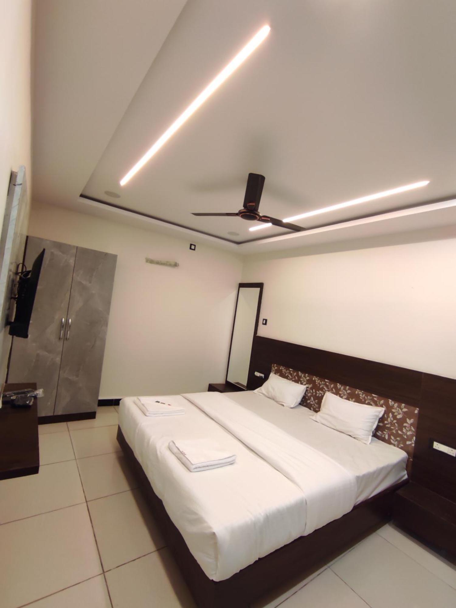 Hotel Dev Kripa Ujjain Exteriör bild