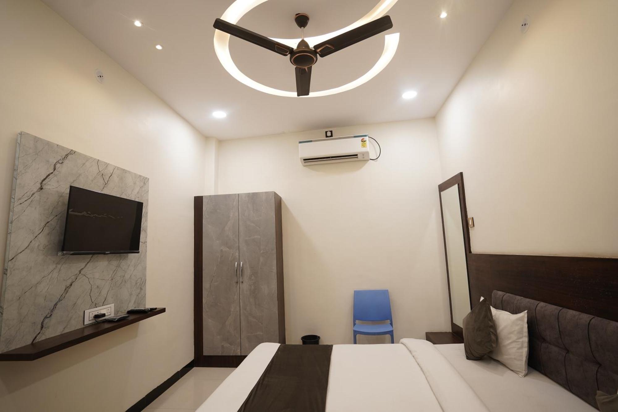 Hotel Dev Kripa Ujjain Exteriör bild
