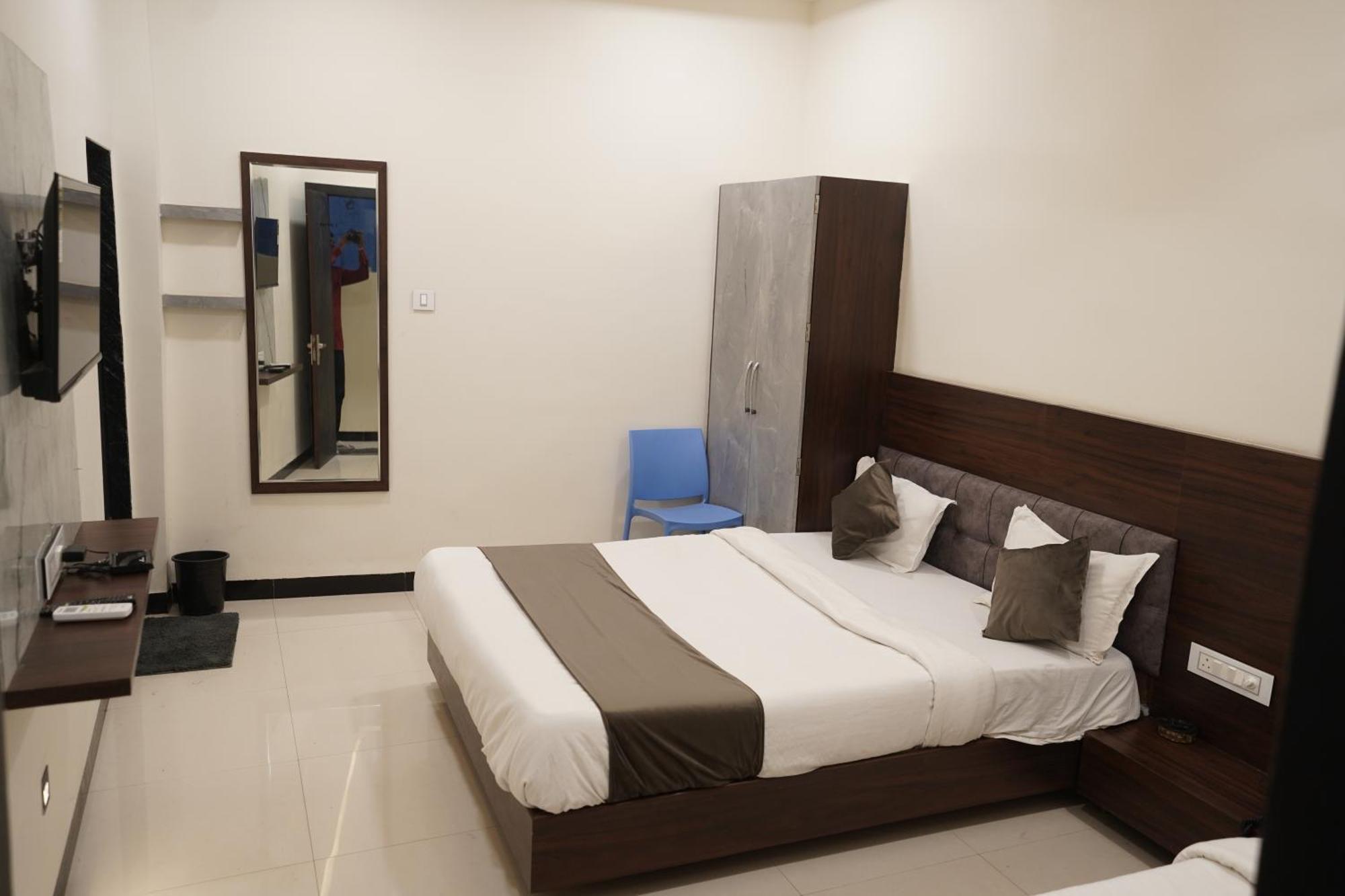Hotel Dev Kripa Ujjain Exteriör bild