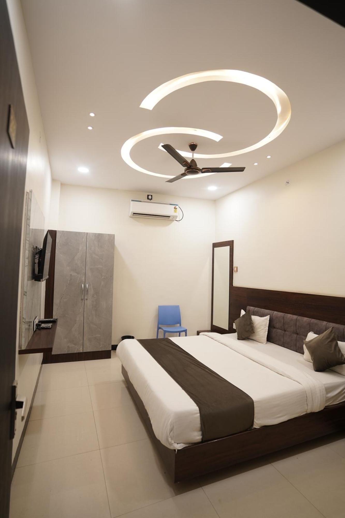 Hotel Dev Kripa Ujjain Exteriör bild