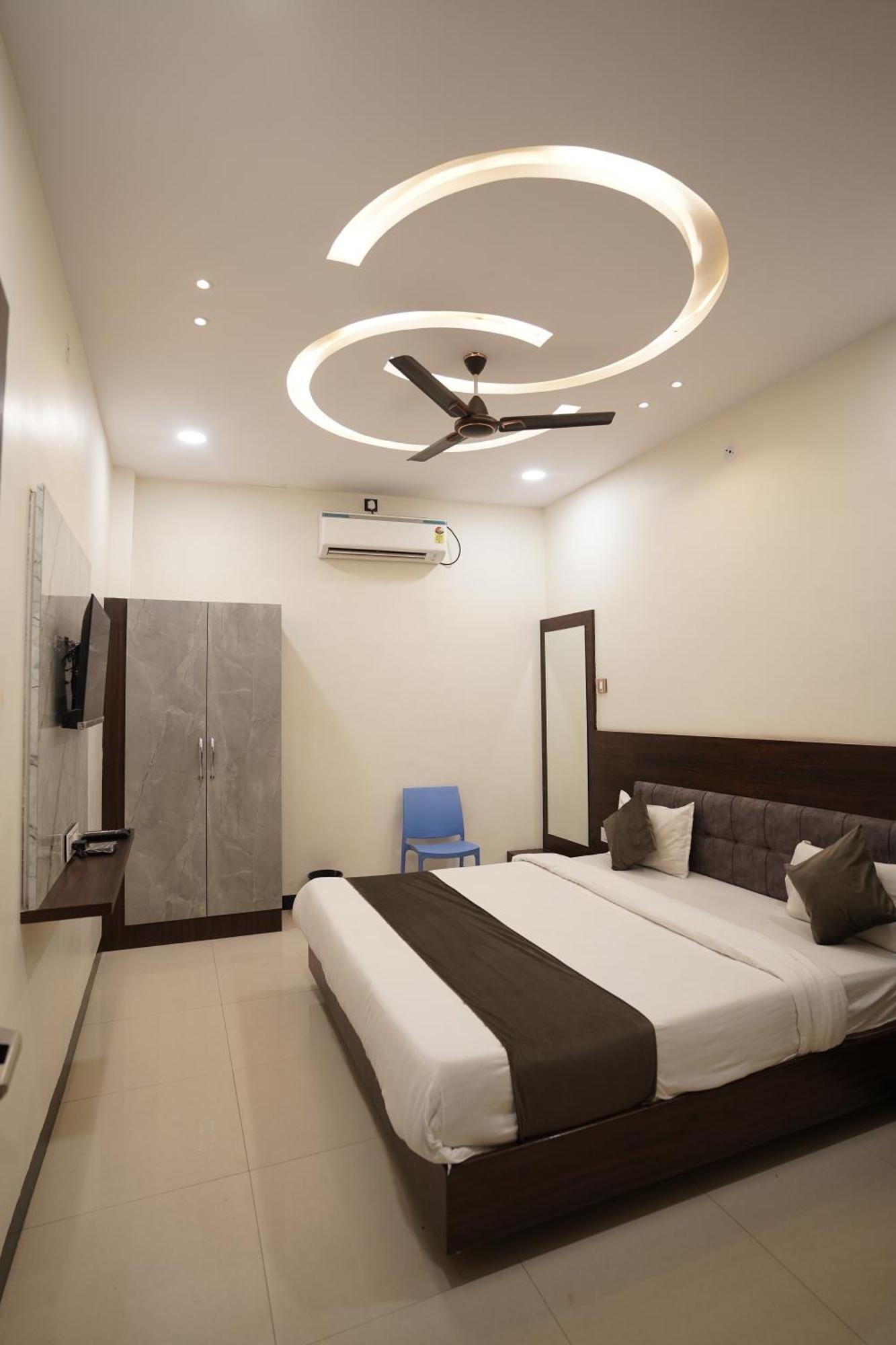 Hotel Dev Kripa Ujjain Exteriör bild