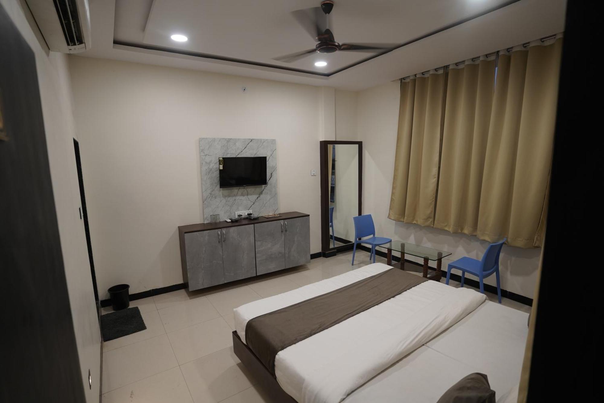 Hotel Dev Kripa Ujjain Exteriör bild